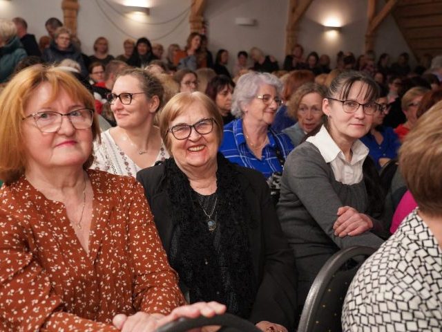 Dzień kobiet na wesoło – mafia z Dźwierzut oczarowała kobiety (zdjęcia)