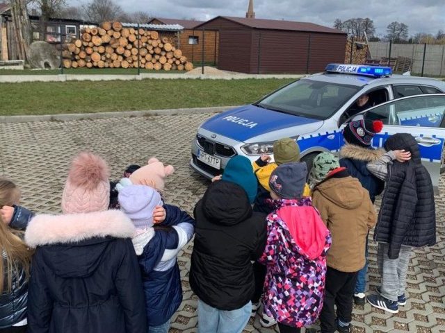 Dzieci z Wielbarka na lekcji bezpieczeństwa w Posterunku Policji
