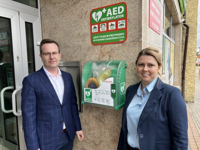 Bank Spółdzielczy w Szczytnie wyposażył placówki w defibrylatory AED, a teraz szkoli mieszkańców w ich obsłudze
