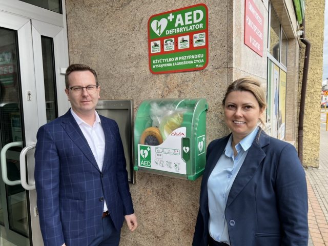 Bank Spółdzielczy w Szczytnie wyposażył placówki w defibrylatory AED, a teraz szkoli mieszkańców w ich obsłudze