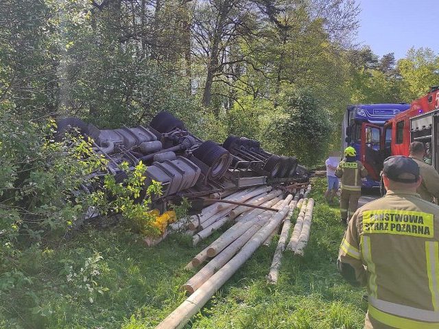 Kabina ciężarówki zmiażdżona, ranny kierowca. Groźny wypadek w okolicy Głuchu (zdjęcia)