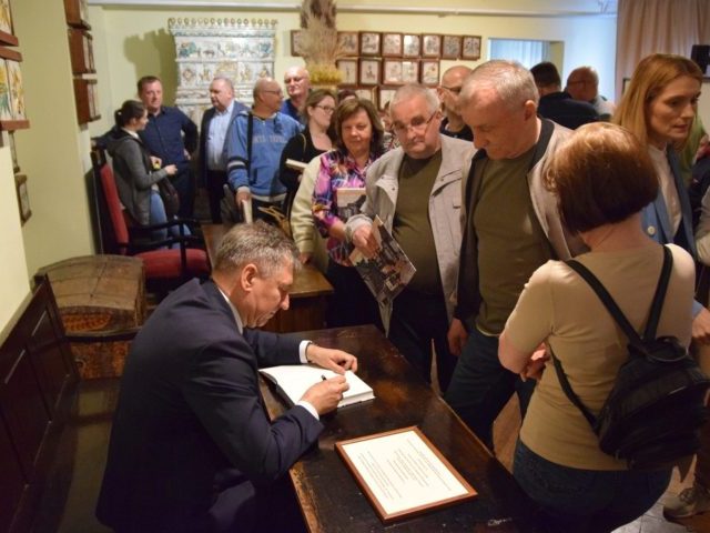Historia Szczytna: Unikalne spojrzenie na dzieje miasta od średniowiecza do I wojny światowej w jedynym monograficznym opracowaniu