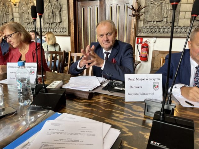 Wielkie decyzje w grze: debata o stanie miasta i absolutorium dla burmistrza. Oglądaj na żywo obrady Rady Miejskiej w Szczytnie (wideo)