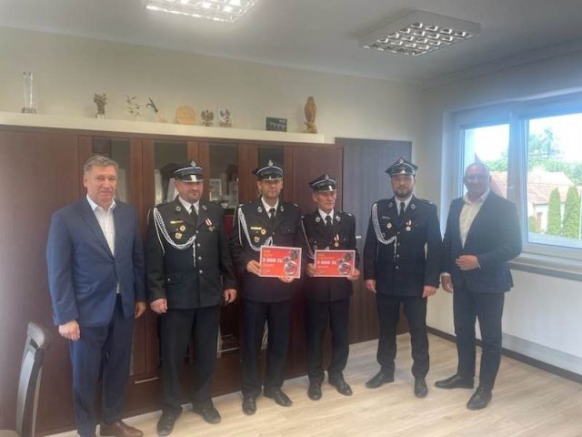Pieniądze na walkę z ogniem. Strażacy z OSP Klon i Dąbrowy otrzymali czeki od starosty