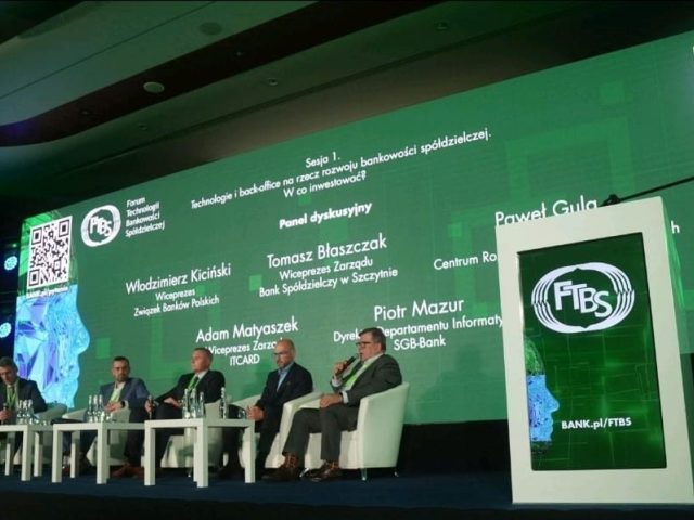 Rozwój technologii mobilnych i inwestycje w VR i AR: Klucz do sukcesu bankowości spółdzielczej