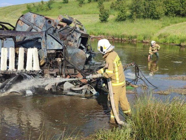 Pożar w Burdągu: Prasa rolnicza w płomieniach, desperacka walka i straty przekraczające 300 tys. zł (zdjęcia)