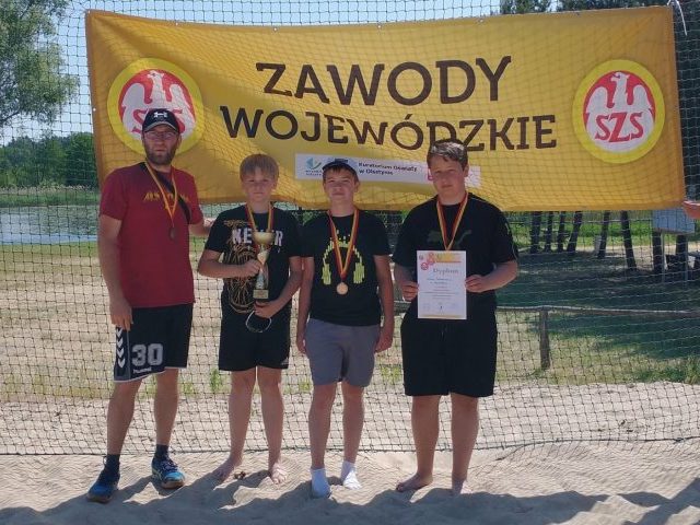 Uczniowie szkoły w Wawrochach ponownie na podium w Mistrzostwach Województwa w Siatkówce Plażowej Chłopców