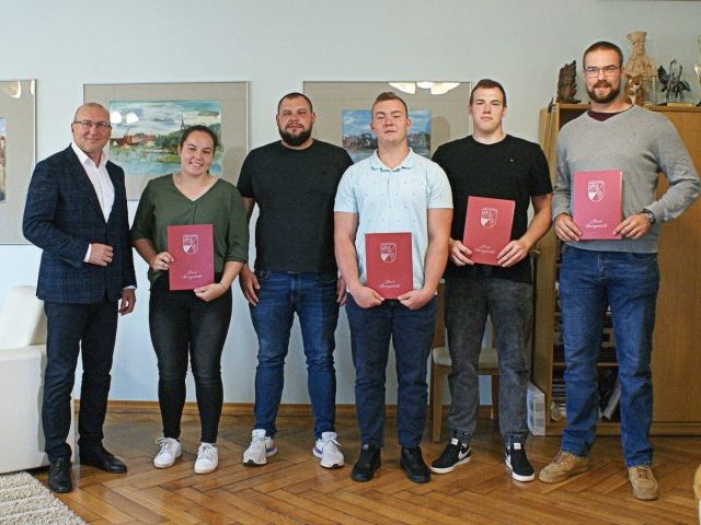 Starosta Szczycieński wspiera utalentowanych lekkoatletów. Spotkanie z olimpijską nadzieją i stypendystami powiatu