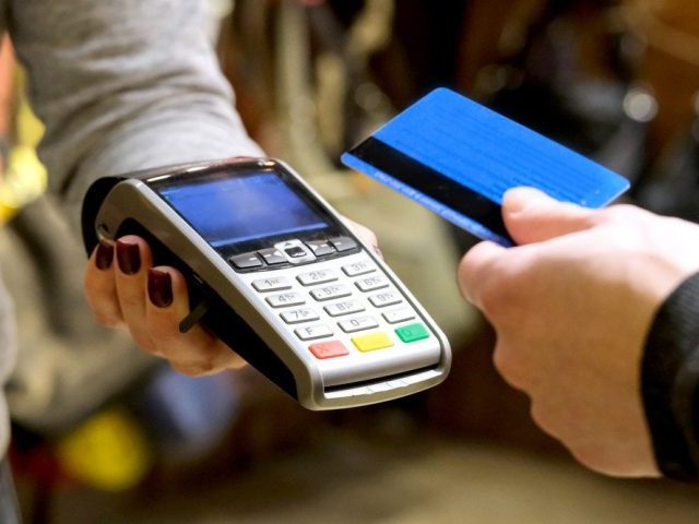 Płacił znalezioną kartą bankomatową. Grozi mu 15 lat więzienia!