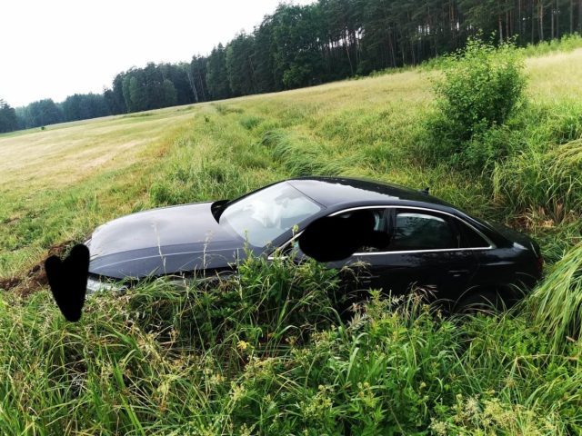 Samochód wylądował w rzecze, ranne trzy osoby