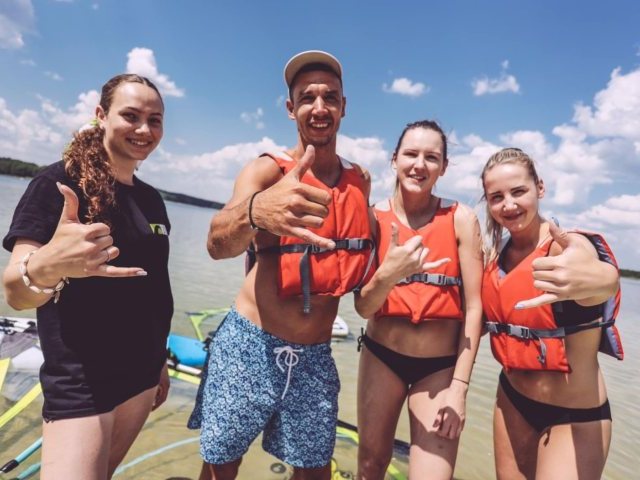 Zachwyć się windsurfingiem w Surfschool nad jeziorem Świętajno w Warchałach