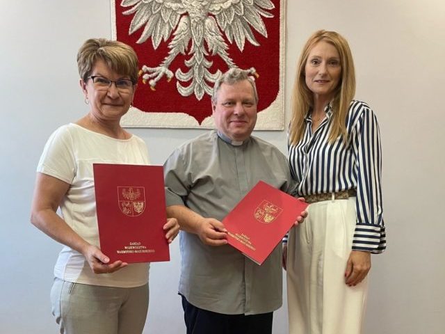 Marszałkowskie wsparcie dla Gminy Dźwierzuty. Renowacja „Grobu Pańskiego” i program „Podaj Łapę”
