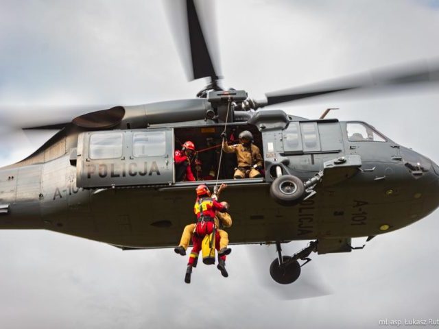Spektakularne Ćwiczenia SIEKAWICA 2023 z Użyciem Śmigłowca Black Hawk: Strażacy w Akcji! (zdjęcia)