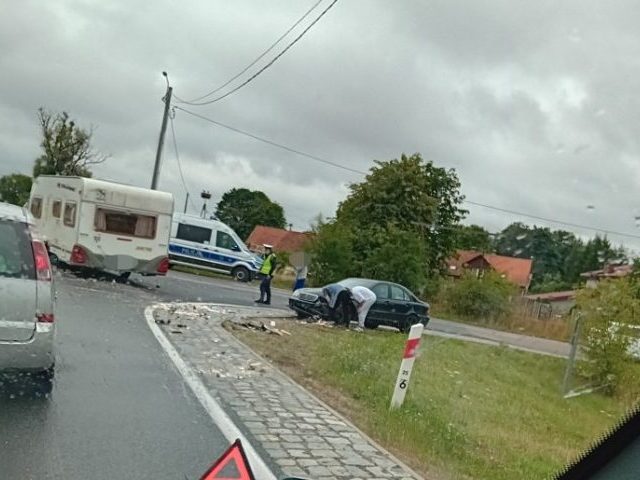 Mercedes zderzył się z przyczepą kempingową w Pasymiu