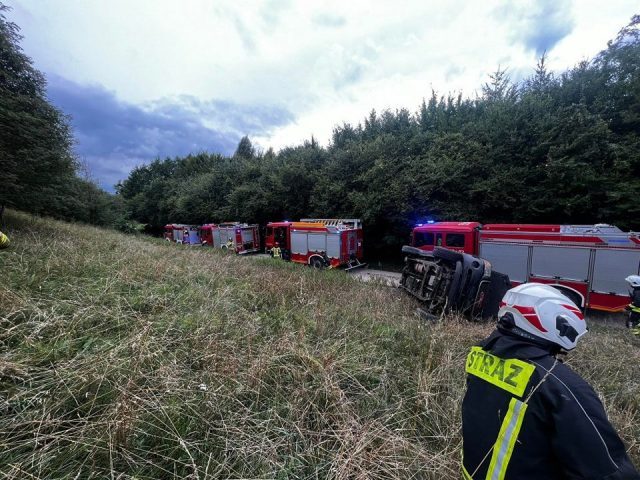 Dachowali SUV-em na szutrze. W środku osobówki ani jednego trzeźwego