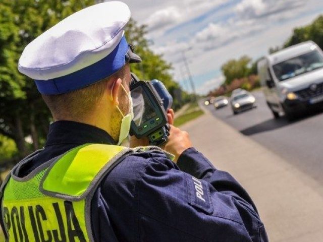 Policyjne podsumowanie weekendu na drogach. Pięć zdarzeń drogowych, zatrzymane dowody rejestracyjne i rowerzysta z 3 promilami alkoholu