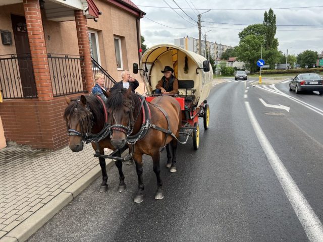 Niezwykła podróż Jana Holewika bryczką przez Polskę. Podróżnik odwiedził też Szczytno