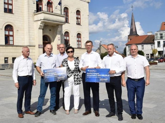 Pasym odbiera symboliczne czeki na budowę ulic Kajki i Burskiego (zdjęcia)