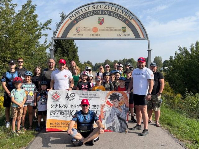 Karatecy z SKKK na rowerowej wyprawie. 45 kilometrów śladami kolei