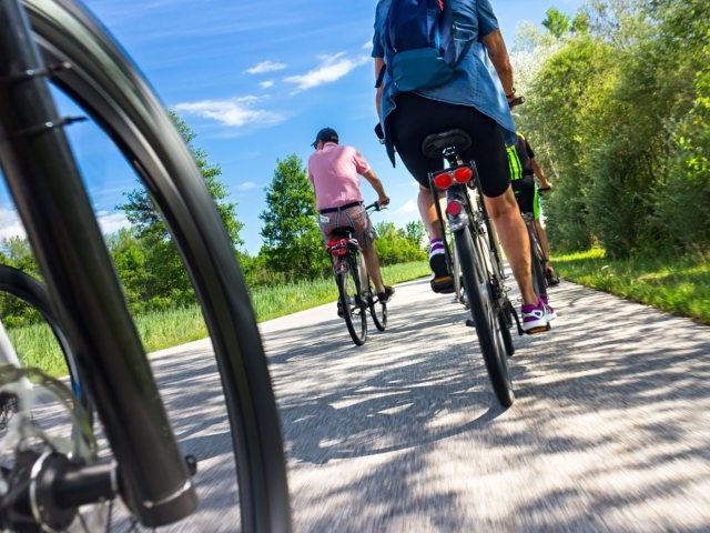 Tysiące kroków i miliony dotacji. Powiat Szczycieński inwestuje w nowe chodniki i drogi rowerowe