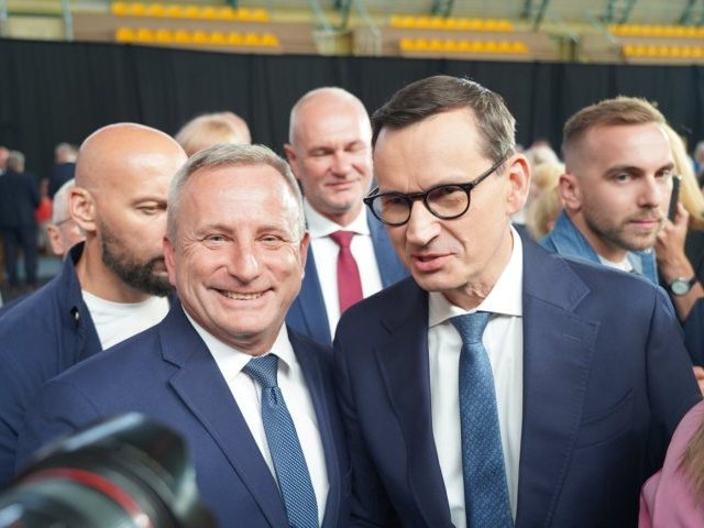 Premier Mateusz Morawiecki w Szczytnie. Były emocje, protesty i... miliony wsparcia