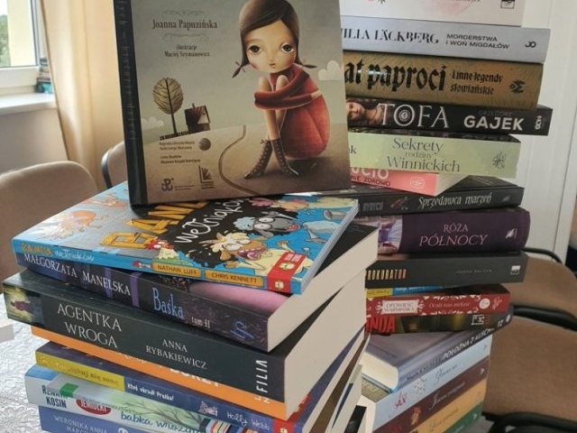 Jesienne wieczory z książkowymi skarbami. Nowości w bibliotekach gminy Szczytno