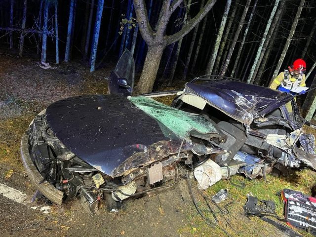 Tragiczny wypadek na DK-58. Nie żyją dwie młode osoby. Trzecia walczy o życie