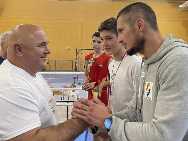 Marcel Bogdański z Gwardii Szczytno i Frolykov Roman z Ukrainy z pucharem wójta w Turnieju Mistrzów Sportu (zdjęcia)