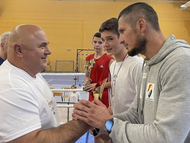 Marcel Bogdański z Gwardii Szczytno i Frolykov Roman z Ukrainy z pucharem wójta w Turnieju Mistrzów Sportu (zdjęcia)