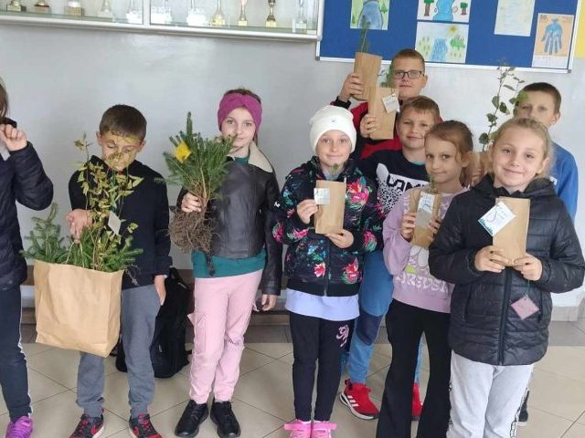 Młodzi ekolodzy z Zabiel w akcji #sadziMy (zdjęcia)