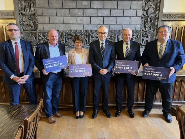 Wiceminister wręczył promesy. Samorządowcy: Wojciechowski, Szydlik, Mańkowski, Ambroziak z milionowym wsparciem (zdjęcia)