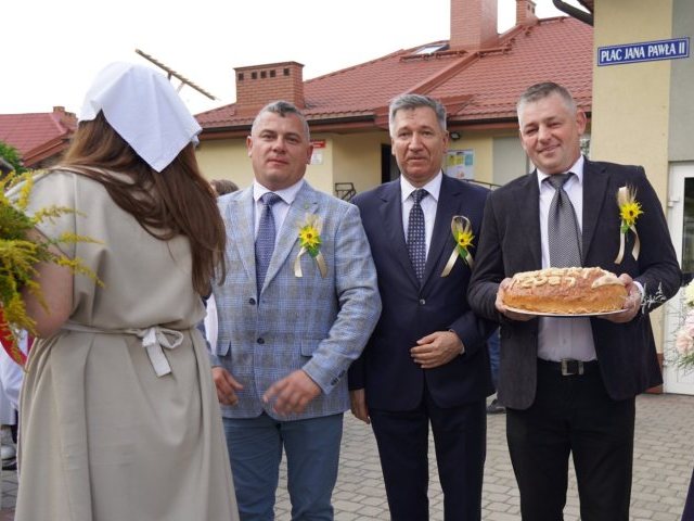 Gminy Dźwierzuty i Rozogi laureatami konkursu na sadzenie drzew i krzewów miododajnych
