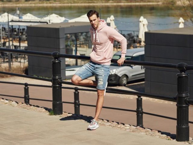 Różowa bluza męska – nie bój się postawić na odważny kolor! W jakich stylizacjach się sprawdzi?