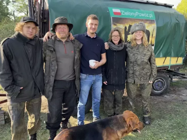 Podróżnicy na kółkach i ich anioł z warsztatu w Chochole. Rodzina Schneiderów dzięki pomocy Michała Abramczyka rusza w dalszą podróż