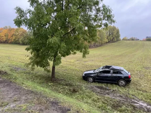 Audi dachowało na trasie Szczytno – Linowo. Fatalne warunki na drogach (zdjęcia)