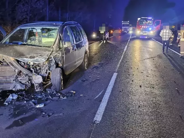 Groźny wypadek po Olszynami. Ranna kobieta w ciąży i dwuletnie dziecko (zdjęcia)