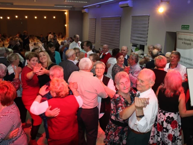 Święto Seniorów w Gminnym Ośrodku Kultury w Rozogach. Zabawa i barwne prezentacje artystyczne (zdjęcia)