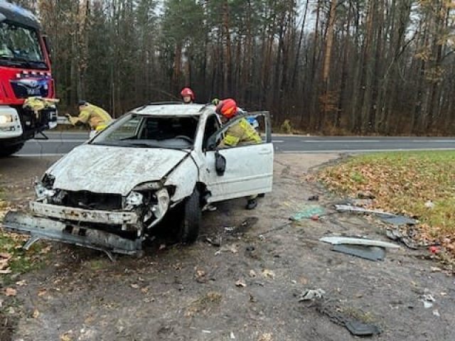 Dachowanie toyoty i policyjny apel o ostrożność na jesiennych drogach (zdjęcia)