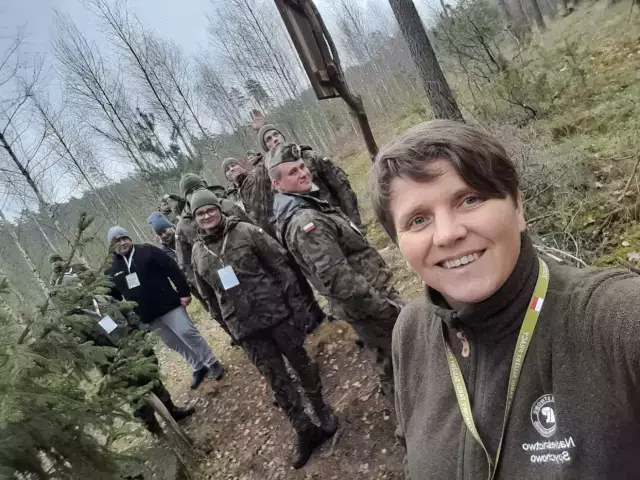 Patriotyczny Szlak Mazurski. Leśnicy i żołnierze zapalili znicz na grobie działacza plebiscytowego w Farynach (zdjęcia)
