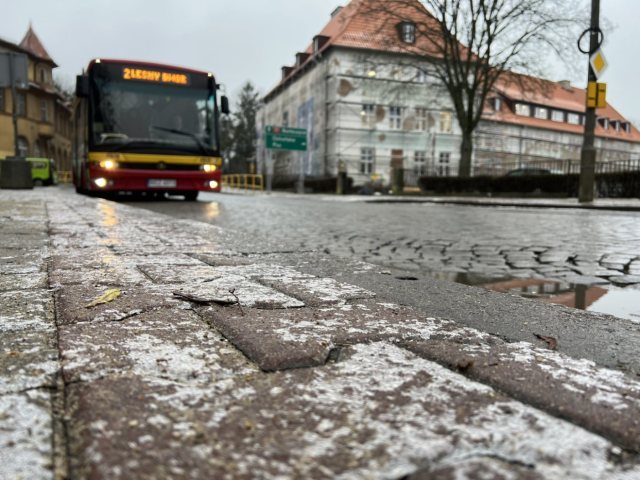 Zimowy paraliż na drogach i chodnikach powiatu. Autobusy dopiero teraz wracają na trasy