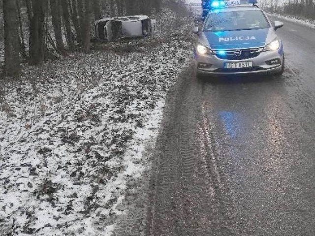 Dachowanie subaru w Starych Kiejkutach, bus w rowie w okolicy Olszyn. Ślisko na chodnikach i drogach