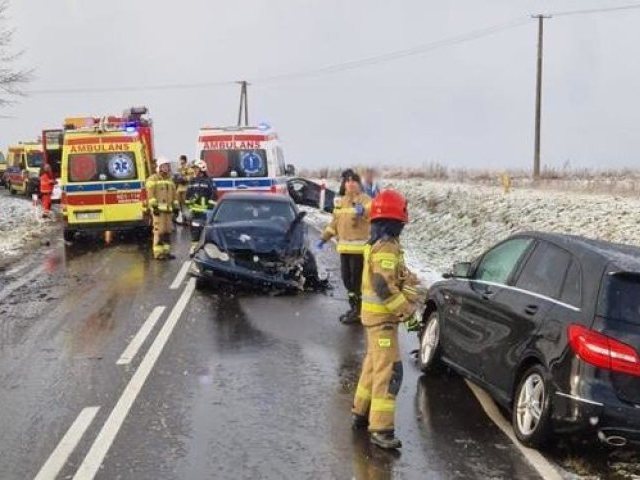 Poważny wypadek na trasie Grom – Szczytno. Ruch jest utrudniony. W okolicy Rudki ford uderzył w drzewo
