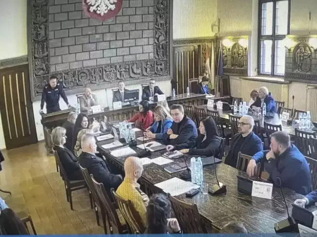 Trwa sesja Rady Miejskiej w Szczytnie. Oglądaj obrady na żywo (wideo)