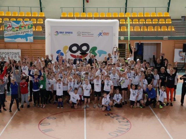 Lekkoatletyczna rywalizacja uczniów. Ze sportem im do twarzy