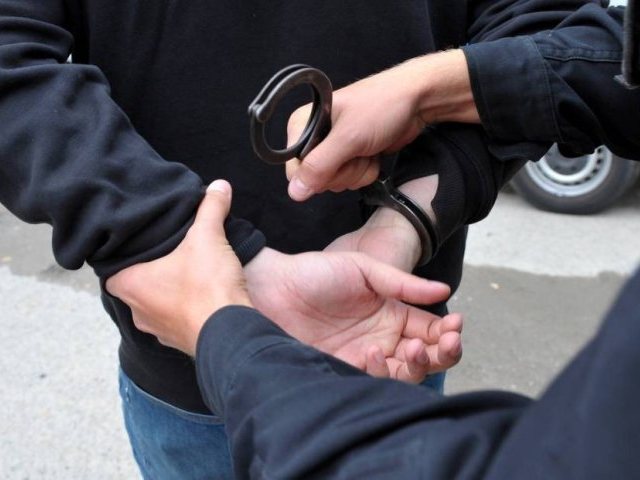 Poszukiwany 21-latek zatrzymany. Podczas akcji policjanci znaleźli amfetaminę i mefedron