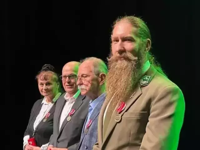 Broda na medal...  Adam Gełdon z Medalem Komisji Edukacji Narodowej (zdjęcia)