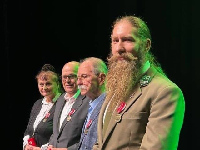 Broda na medal...  Adam Gełdon z Medalem Komisji Edukacji Narodowej (zdjęcia)
