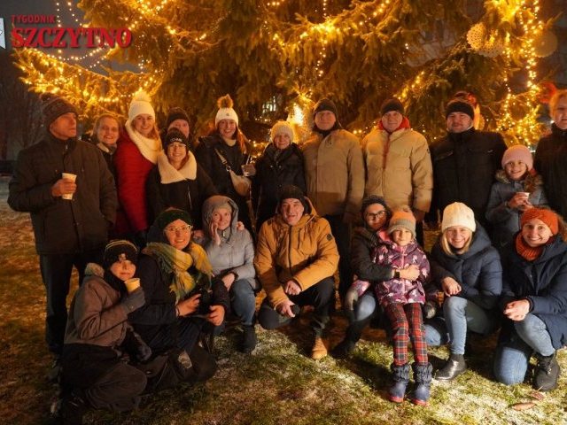 Magia świąt rozbłysła w Kamionku. Mieszańcy „zaświecili kamionkową choinkę” (zdjęcia)