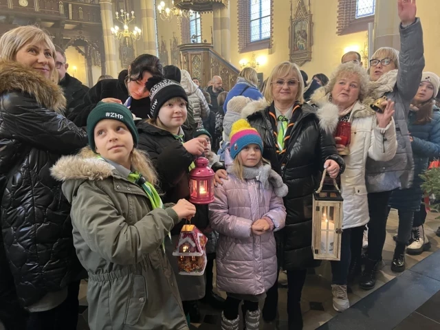 Harcerze przynieśli Betlejemskie Światło Pokoju do serc mieszkańców naszego powiatu (zdjęcia)
