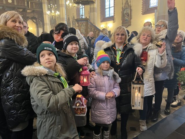 Harcerze przynieśli Betlejemskie Światło Pokoju do serc mieszkańców naszego powiatu (zdjęcia)